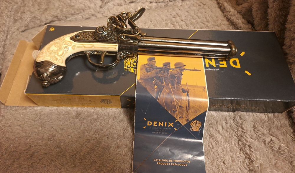 Декоративен ретро пистолет с три цеви. Чисто нов.