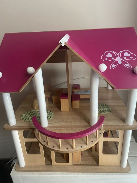 Дървена къща с мебели