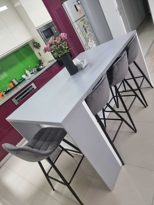 Insula de bucatarie/living