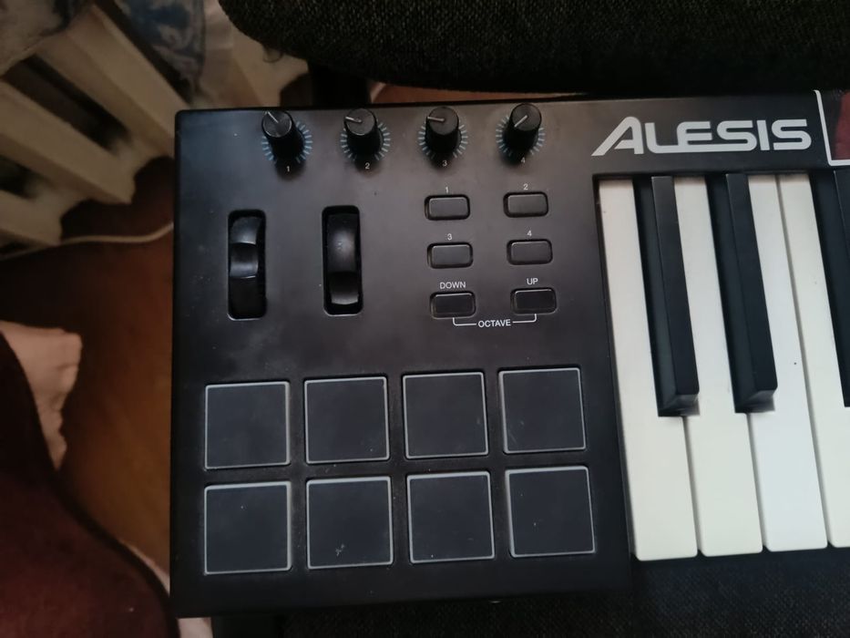 Миди клавиатура alesis