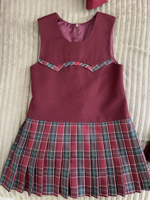 Школьная форма бордового цвета.