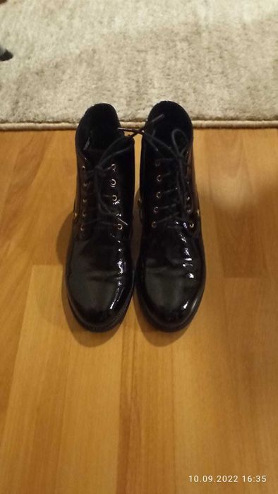 Ботинки черные на шнурках и замках.