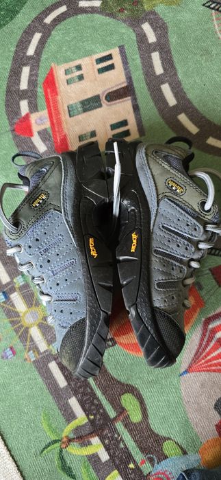 Ghete, bocancei, papuci cu membrană goretex 31 si talpa vibram