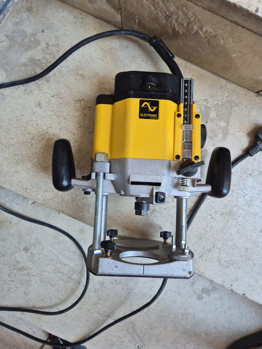 Оберфреза Dewalt DW625