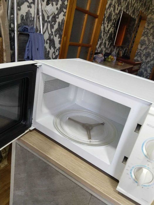 Микроволновая печь LG с механическим управлением.