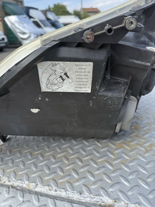 Десен фар за Пежо боксер 2007 г.8пина