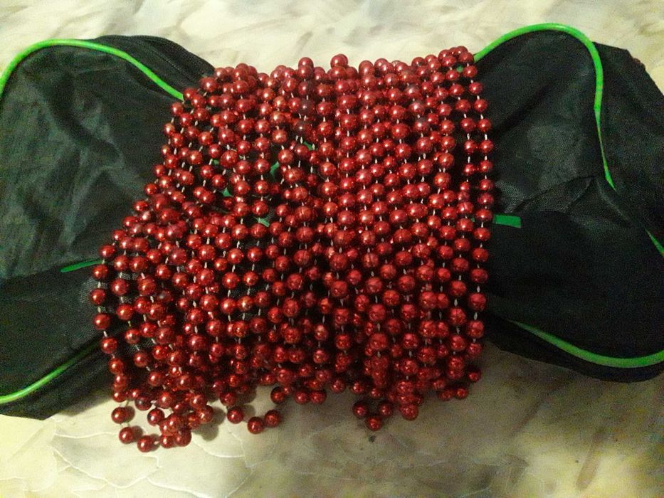 гирлянды, бусы, венки, игрушки