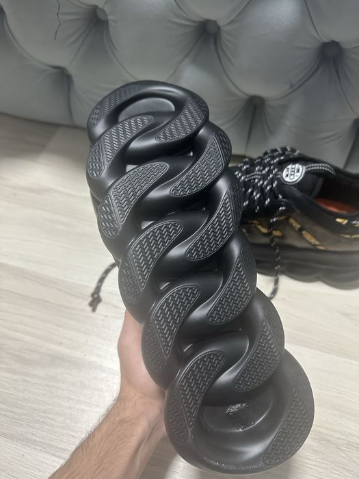 Versace chain reaction