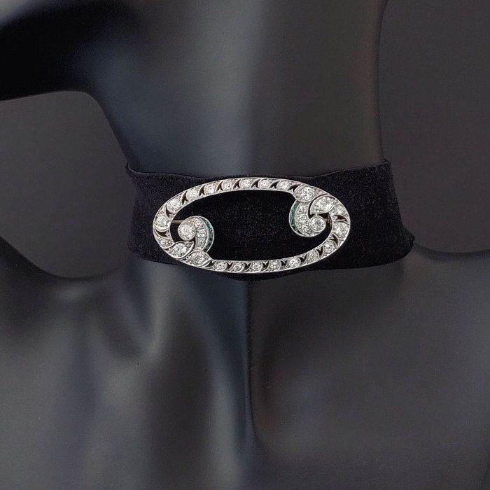 brosa Art Deco cca 1930, platina, smaralde, diamante 2.88 ct, certif.