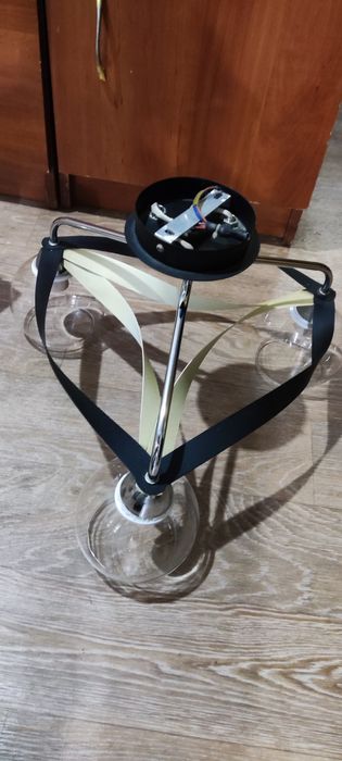 Продам люстру трёх рожклвую
