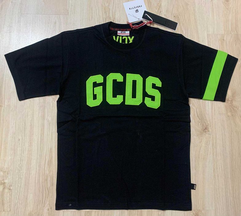 Мъжки тениски GCDS Milano налична в черно и в бял цвят