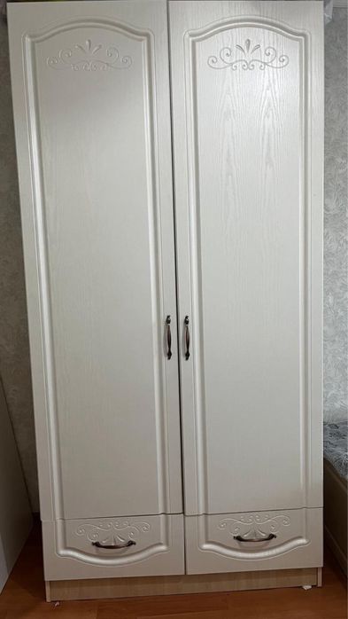 Спальный гарнитур, кровать и шкаф