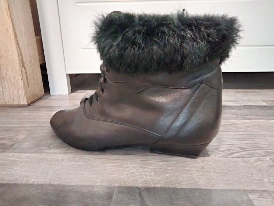 Cizme,ghete din piele50 lei,converse noi 25 lei,pantofi gală 50 lei.