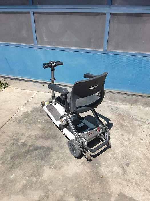 Cărucior scuter electric pentru persoane cu dizabilități sau bătrâni
