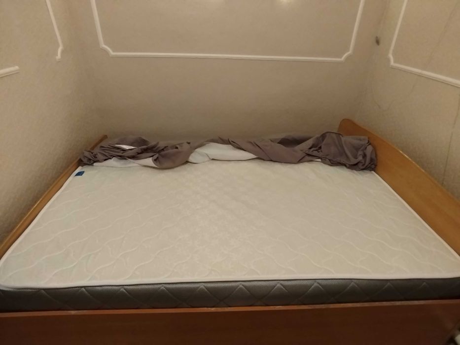 Продам кровать с беспружинным матрасом