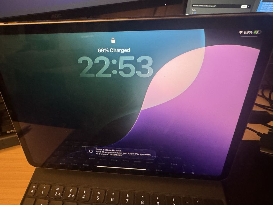 Ipad pro 11 inch 4th gen with magic keyboard and stylus