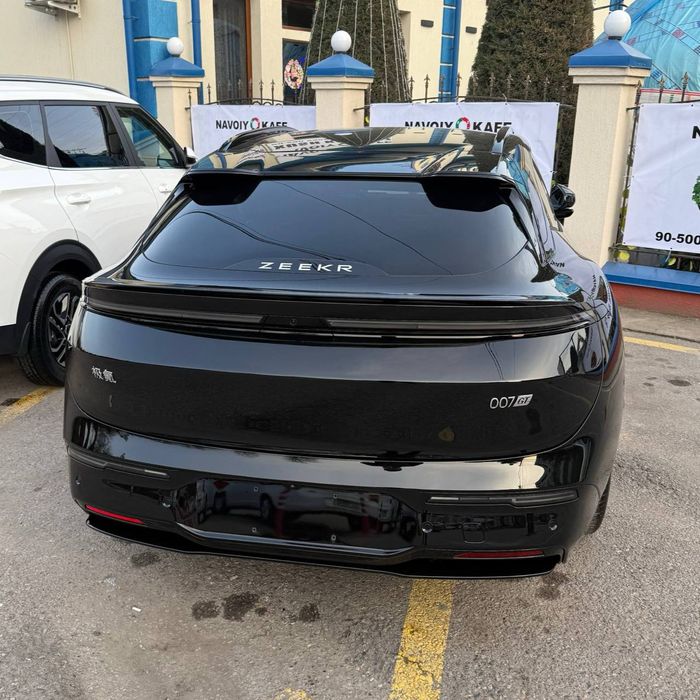 Продаётся автомобиль "Zeekr 007".