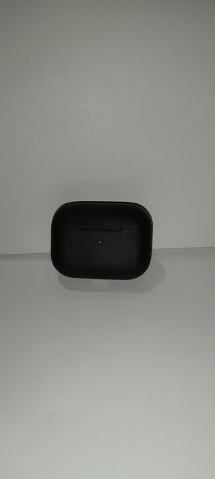 Продавам airpods слушалки трето поколение с подарък калъф