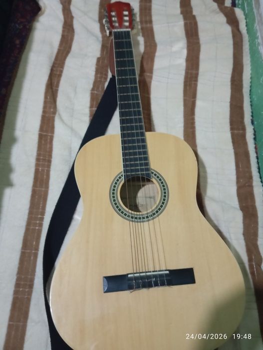 Gitara Classik razmer 40 xolati yaxshi chexol bor rangi qaymoqrang