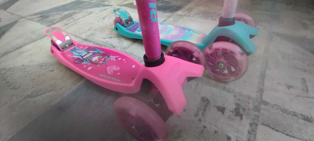 Детская кровать с матрасом + два самоката + 1 коляска