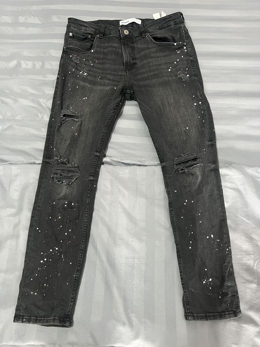 Blugi Bershka negri distressed/ripped cu stropi multicolori – mărimea 44