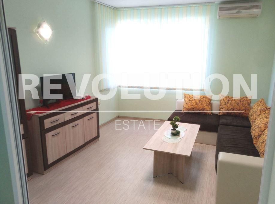 Дава се под наем Тристаен апартамент в Варна, Център - 94 кв.м за 977.16 € - Снимка #1