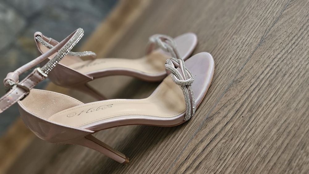 Удобни и красива сандали на ток