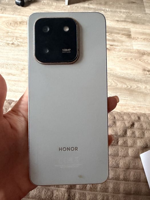 Продам почти новый телефон