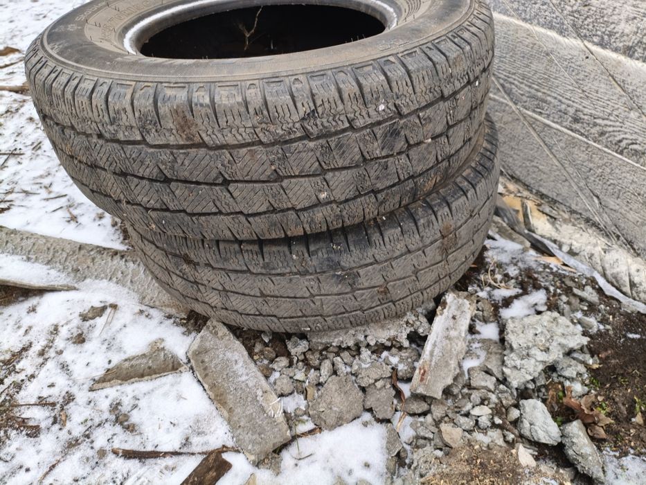 Продам две шины липучка