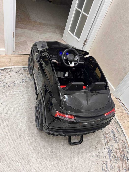 Продам детскую машину 2х моторную в отличном состоянии