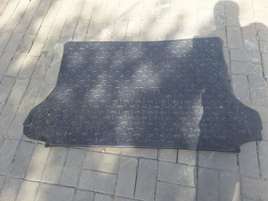 продам коврик в багажник