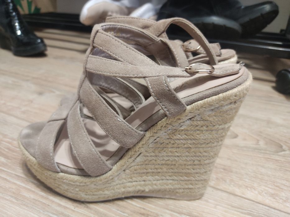 Продам босоножки