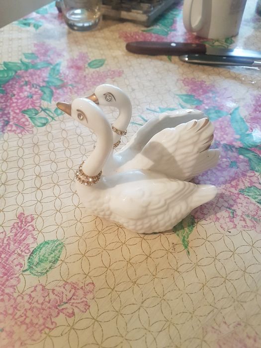 Продам фарфоровую статуэтку