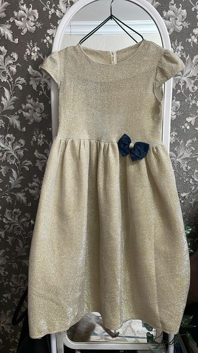 Продам нарядное платье на девочку.