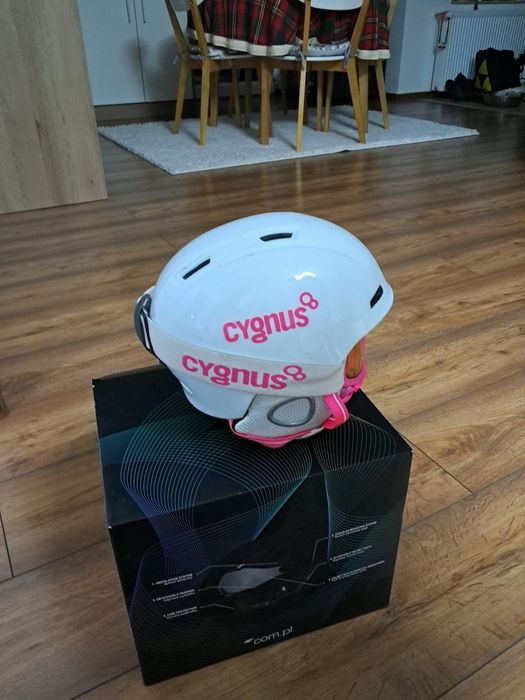 Vând cascā schi  Cygnus fete  cu ochelari stare buna mărimea XS