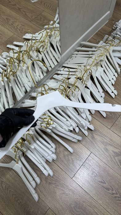 Вешалки деревянные 160 тг и скафандры 500 тг