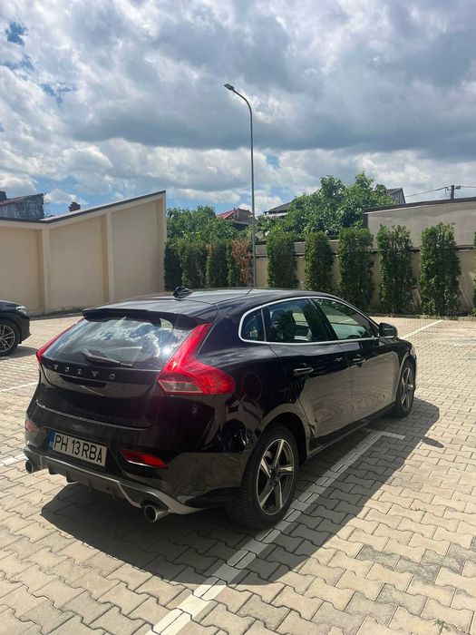 Volvo v40 R line design