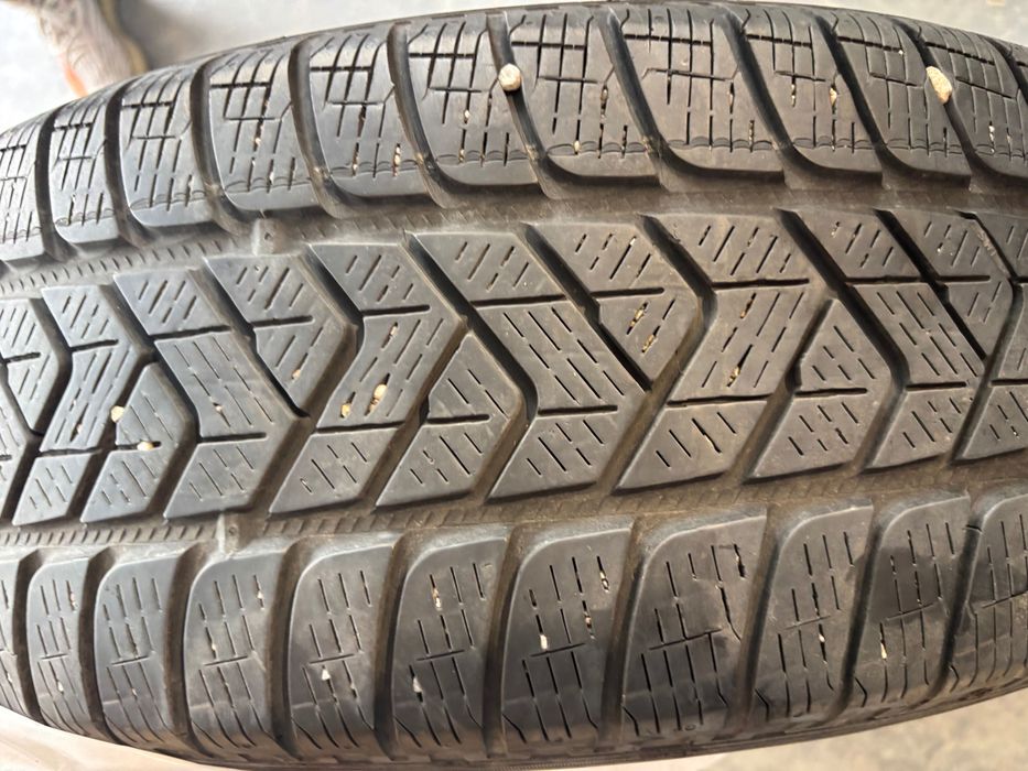 Vând anvelope iarnă Pirelli 215/65 R17
