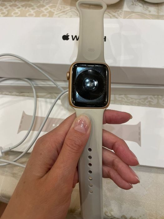Продам Apple Watch SE 44mm Gold