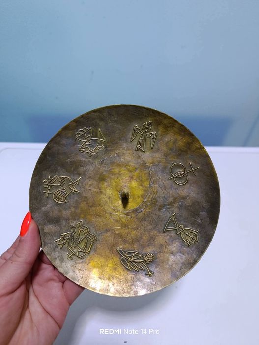 Бронзов свещник с гравирани християнски символи