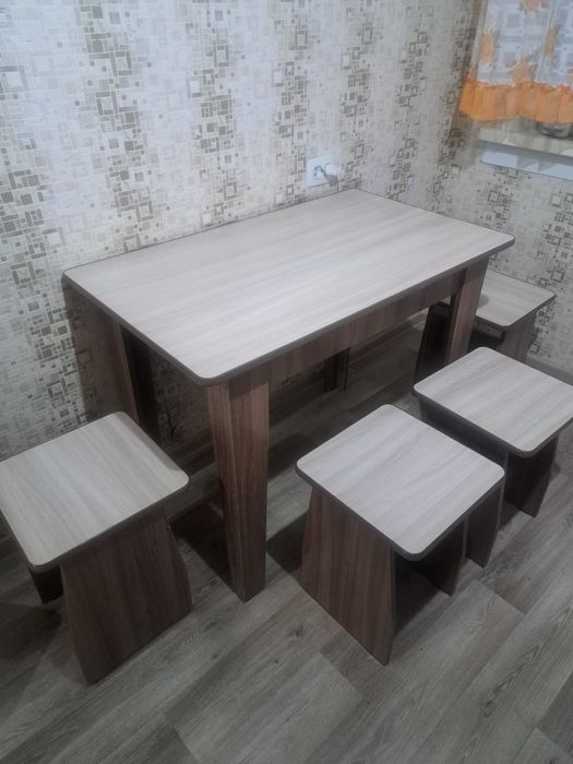 Продам кухонный стол со стульями