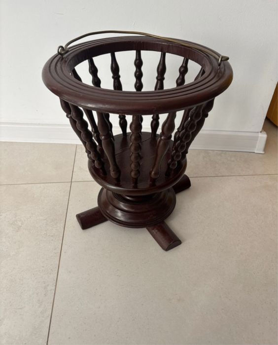 Suport sticle de vin din lemn de nuc cu maner de alama