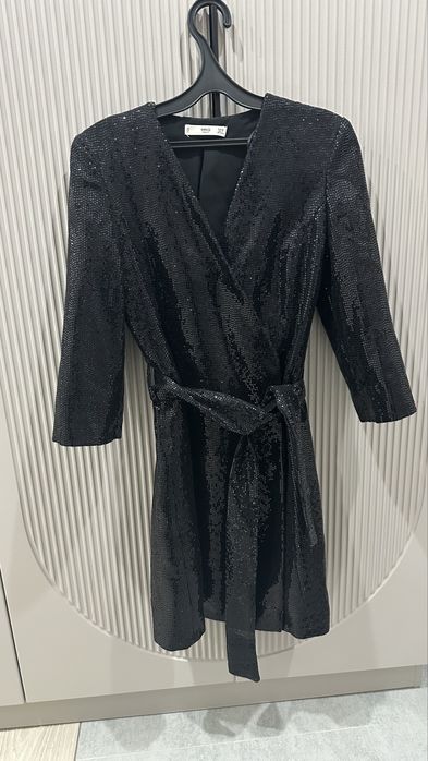Вечернее платье с пайетками Mango