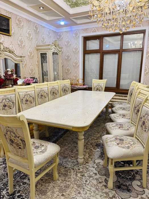 Срочно продаётся стол + 12 стульев, почти новые