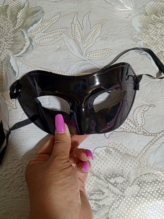 Маски карнавальные, чёрные, золотые пластиковые в наличии