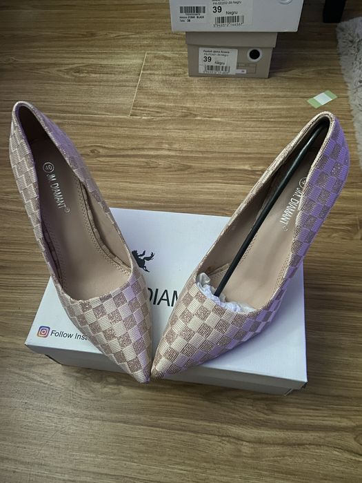 Pantofi noi  eleganti