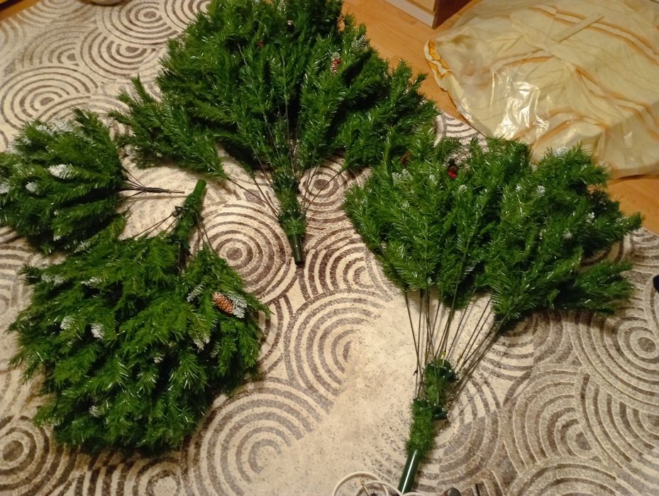 Ёлка искусственная.