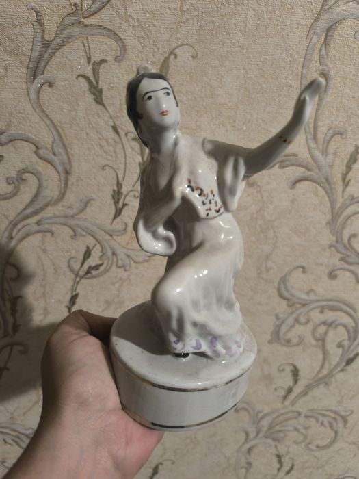 Фарфоровая статуэтка.