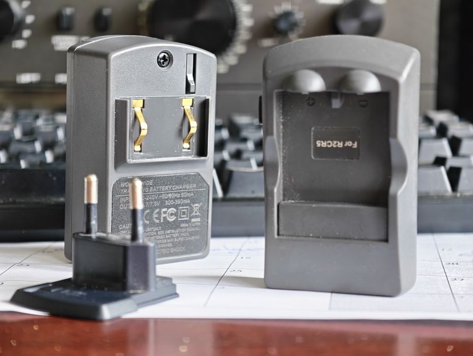 Încărcător acumulatori R2CR5 / 2CR5 Li-ion (World-Wide / compact, ideal pentru călătorii)