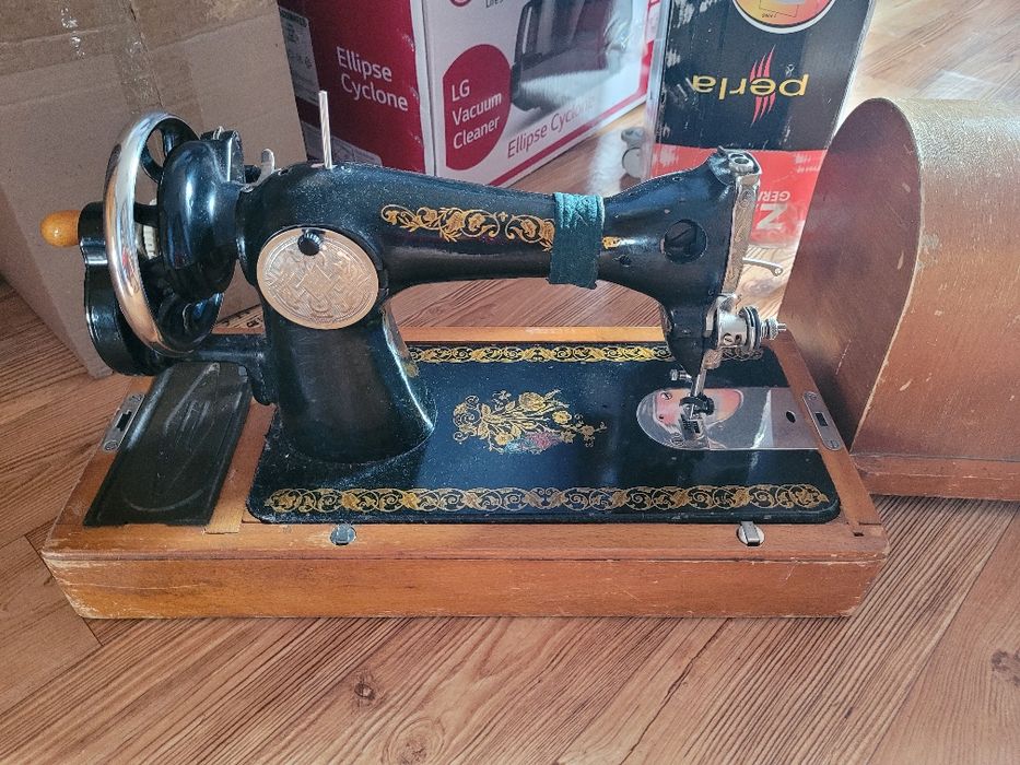 Швейная машинка в чемодане с ключиком